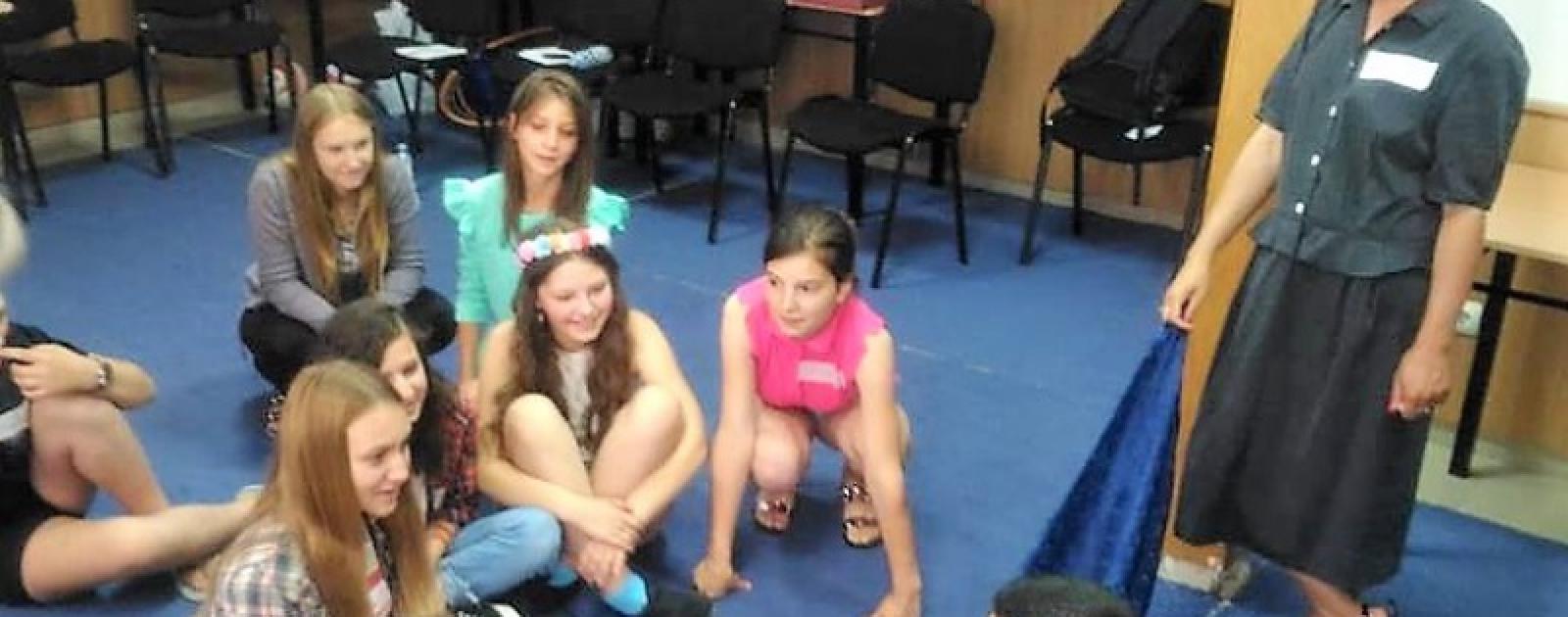 Ateliere de teatru social pentru elevii din 20 de comunități din Moldova